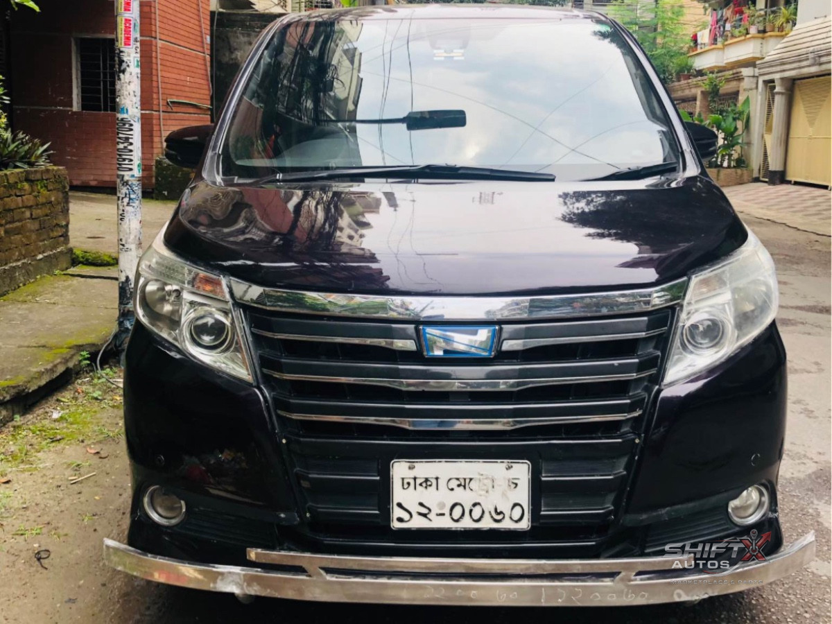 Toyota Noah Hybrid 2017 Gi Premium