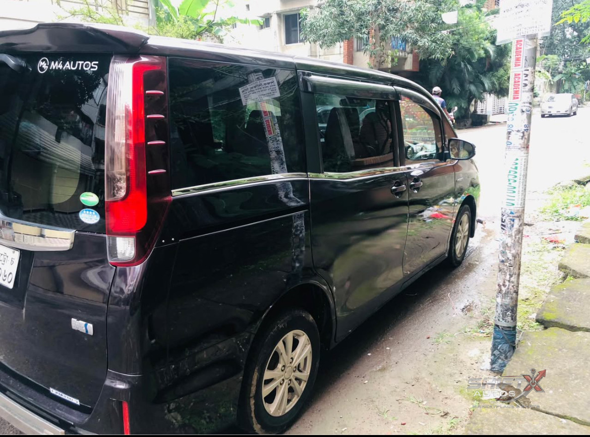 Toyota Noah Hybrid 2017 Gi Premium