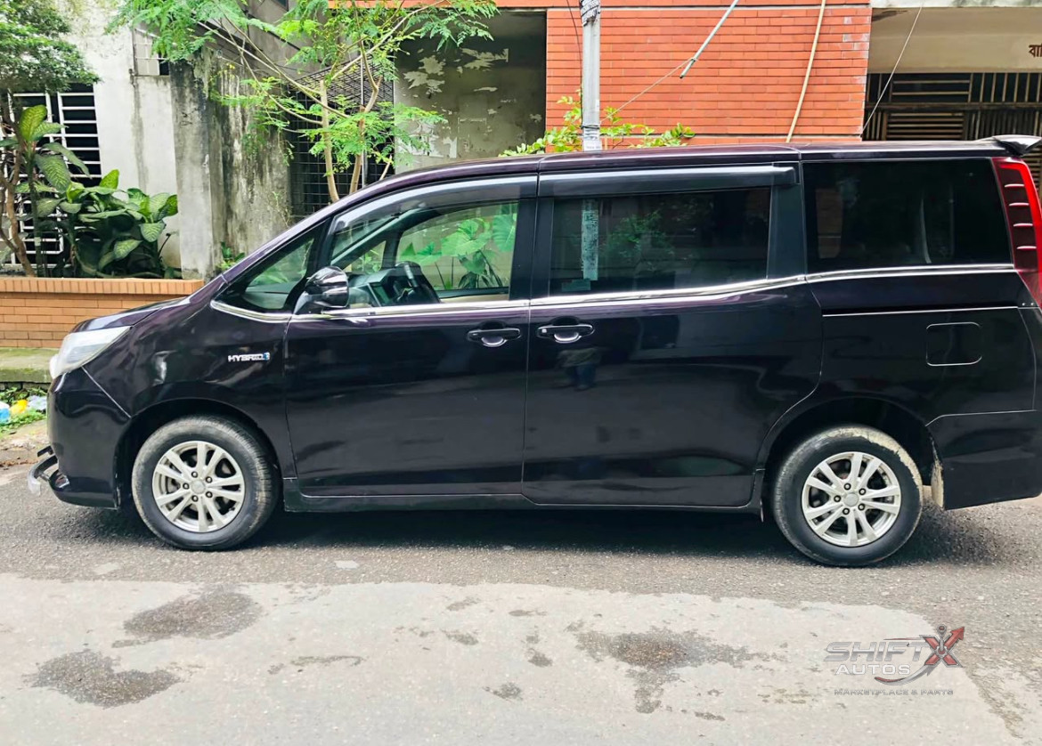 Toyota Noah Hybrid 2017 Gi Premium