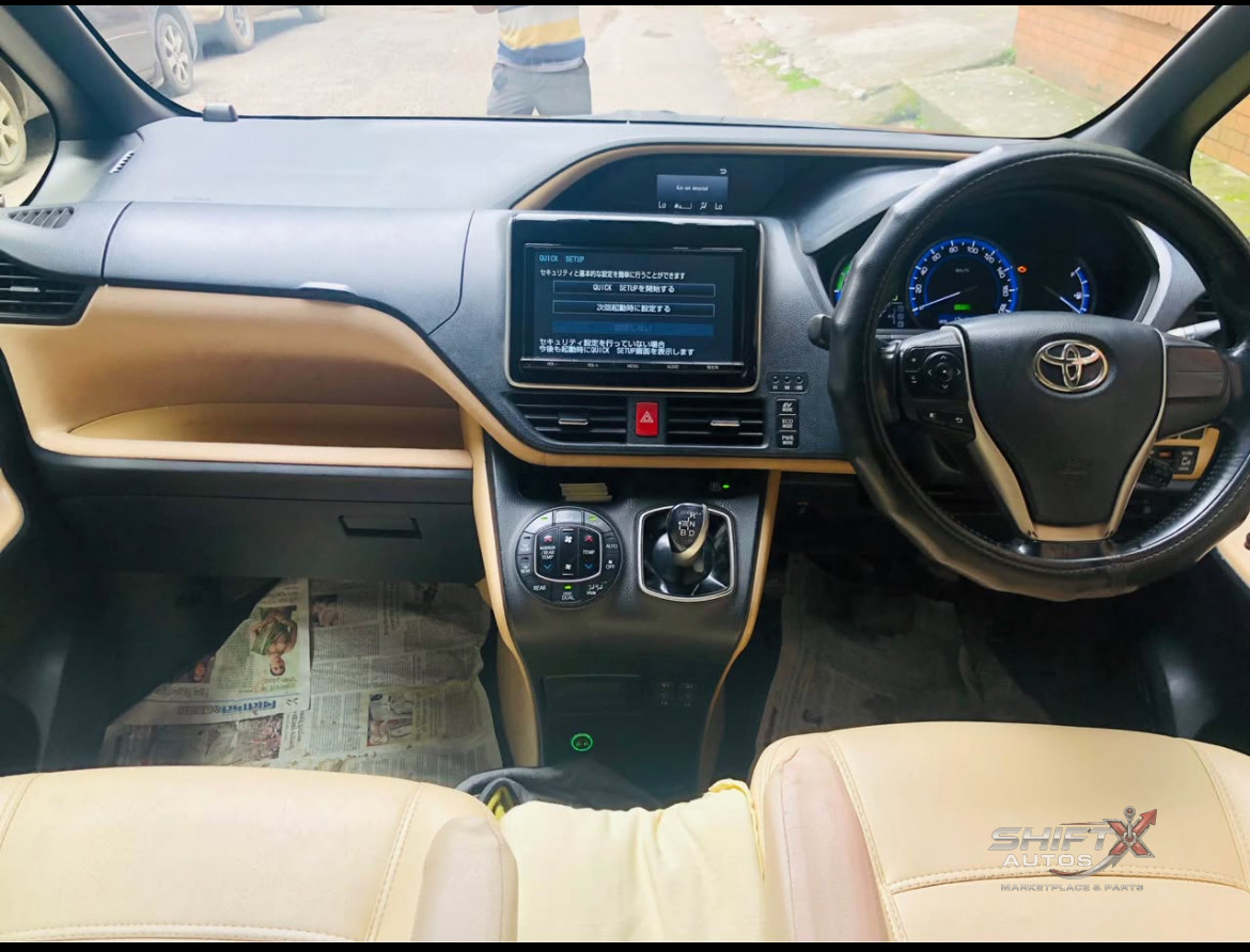 Toyota Noah Hybrid 2017 Gi Premium