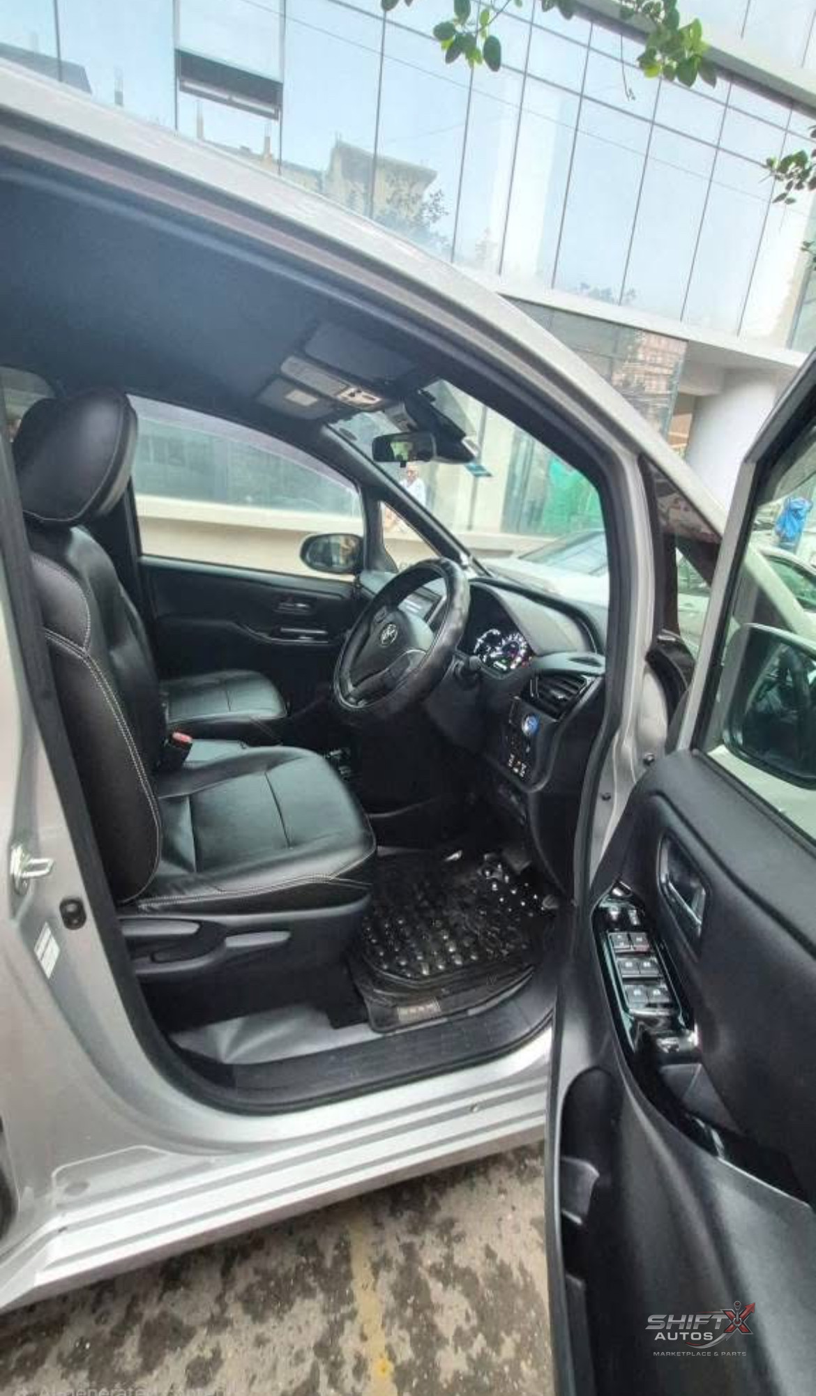 Toyota Noah Hybrid G Pkg 2019