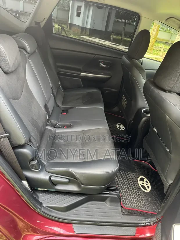 Toyota Priua 2018 Maroon